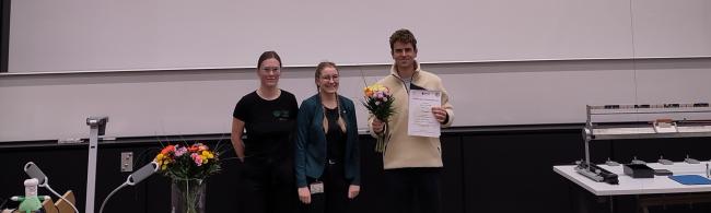 Promovierender des Graduiertenkollegs GRK2802 bei der Preisübergabe des 3MT-Preises im Beisein von 2 Vertreterinnen des Jungchemikerforums (JCF) Freiberg