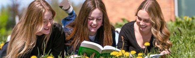 Studentinnen auf Wiese