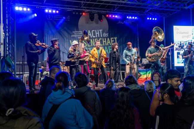 Eine Brassband gibt ein Konzert