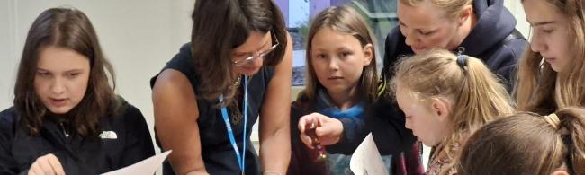 Eine Frau und Kinder schreiben