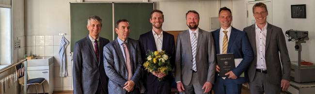 assoziierter Promovierender des Graduiertenkollegs GRK2802 nach seiner Verteidigung zusammen mit 5 Mitgliedern der Promotionskommission