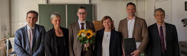 Promovierender des Graduiertenkollegs GRK2802 zusammen mit der Promotionskommission nach der Verteidigung seiner Doktorarbeit
