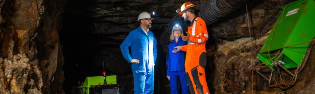 Rektorin Jutta Emes mit Minister im Bergwerk