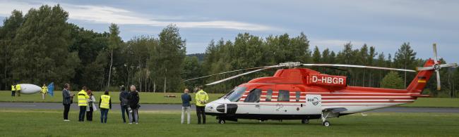 Am Flugplatz Auerbach im Vogtland startet der Hubschrauber mit der Mess-Sonde ins West-Erzgebirge. 
