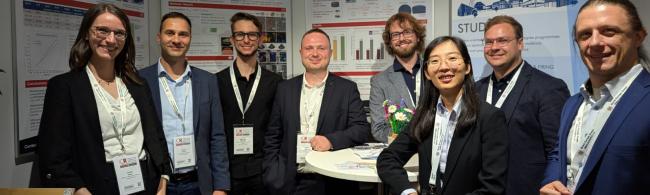 Mitglieder des Graduiertenkollegs GRK 2802 am Ausstellerstand anlässlich des Kongresses ICR´26 in Aachen