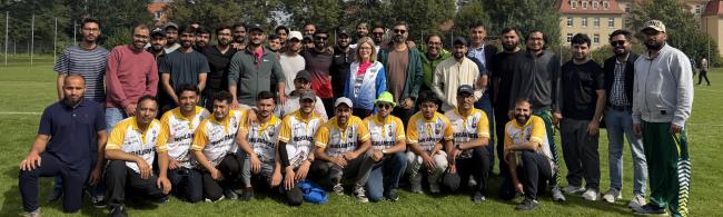 Gruppenbild mit Rektorin Prof. Jutta Emes (Mitte), Team Highlanders (gelb-weiße Trikots) und Organisatoren des Cricket Turniers am 12.09.2026