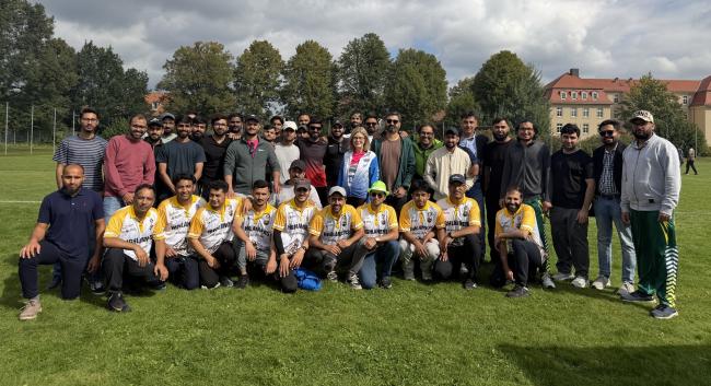 Gruppenbild mit Rektorin Prof. Jutta Emes (Mitte), Team Highlanders (gelb-weiße Trikots) und Organisatoren des Cricket Turniers am 12.09.2026