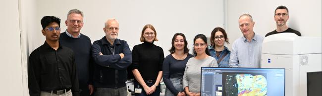 Gruppenfoto hinter Computeranlage