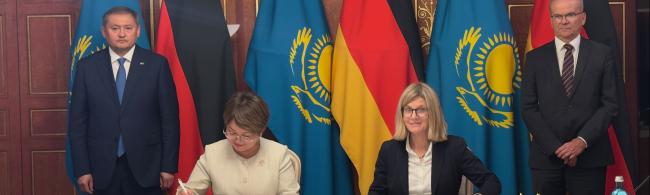 TU-Rektorin Jutta Emes und Saule Rakhmertullina, Rektorin der D. Serikbayev Technical University (EKTU) unterzeichneten das Doppelpromotionsabkommen am 29. September 2026 in Berlin. 