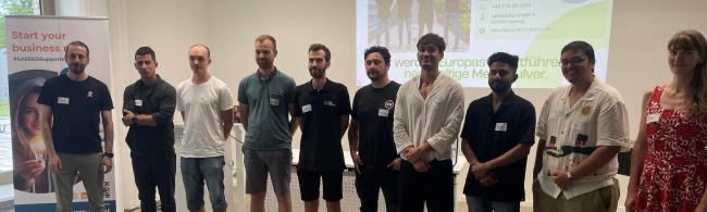 Alle Pitchende der Pitch Night stehen in Reihe