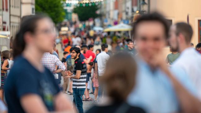 Viele Menschen in der Innenstadt Freibergs