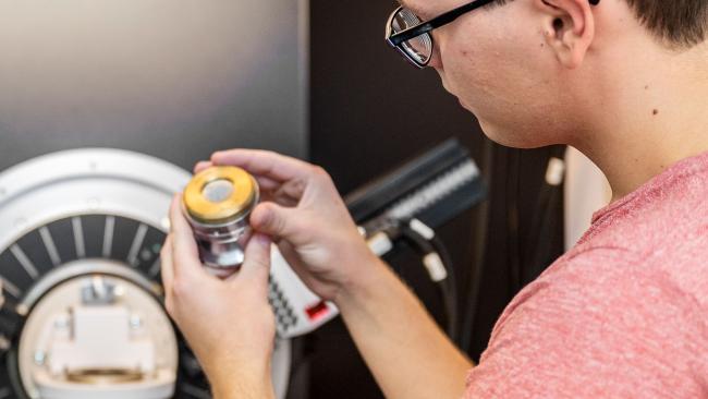 Ein Student bei der Analyse von Materialien im Labor