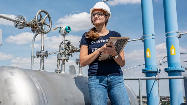 Eine Wissenschaftlerin an einer technischen Anlage