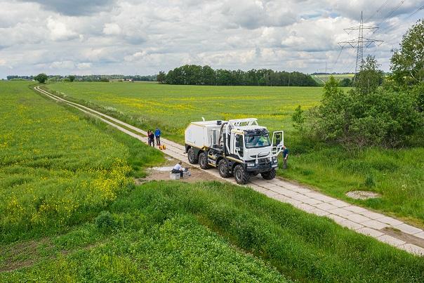 Fahrzeug  auf Feldweg