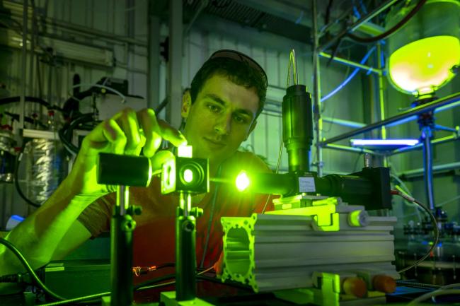 Ein Wissenschaftler an einer technischen Anlage