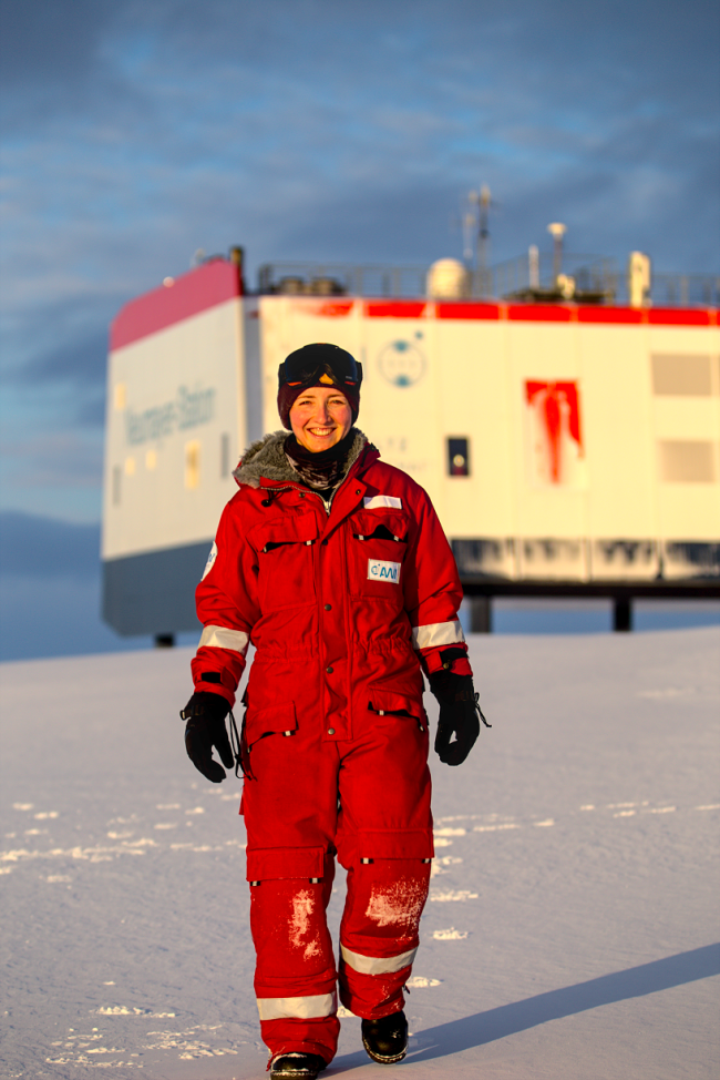 Alumna und Geophysikerin Benita Wagner vor der Neumayer Station in der Antarktis