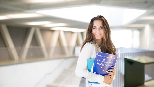 Studentin mit Erasmus+ Werbematerial im Arm