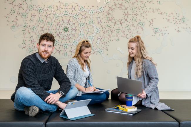 Studierende sitzen zusammen zum Lernen