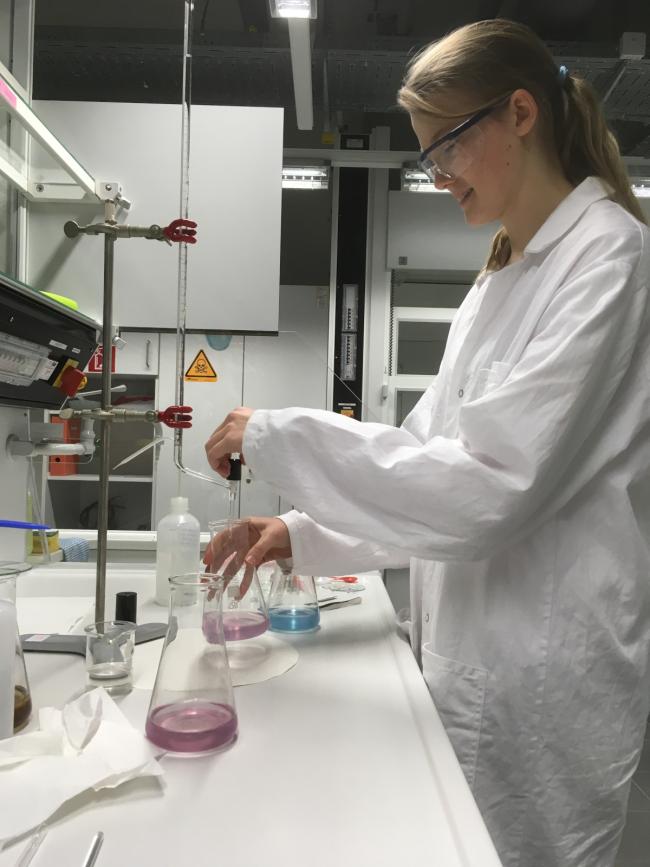 Studentin im Chemie-Praktikum