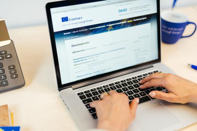 Erasmus+ Hochschulkoordinatorin nutzt das Downloadcenter