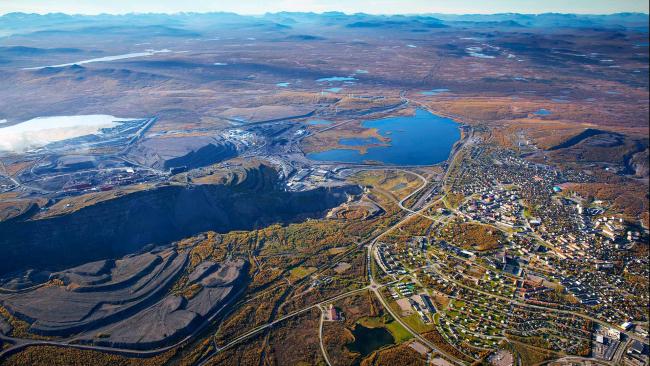Luftbildaufnahme von Kiruna mit der Stadt und den ehemaligen Tagebauen von Kiirunavaara und Luossavaara. Foto: LKAB