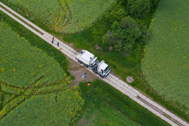 Feldweg mit Fahrzeug aus der Vogelperspektive