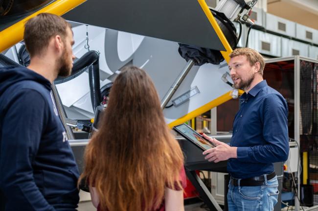 Lehrender mit Studierenden