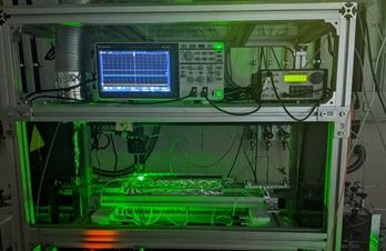 Raman Experiment zur Bestimmung von fluiden Geichgewichten in gläsernen Mikrokapillaren