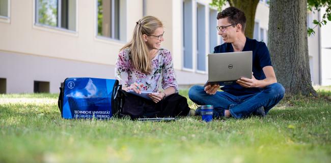 Studierende auf Wiese