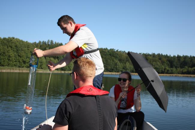 3 Menschen auf einem Boot