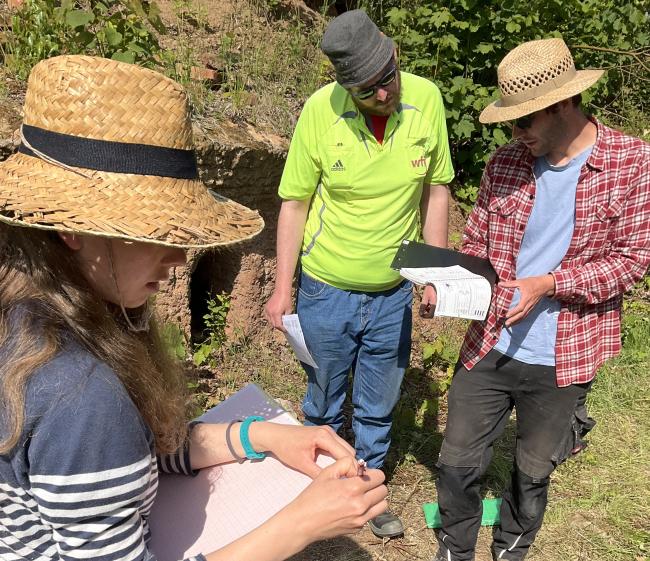 Studierende und Mitarbeiter vor der Ruine eines Kalkringbrennofens und während einer Lehrgrabung.