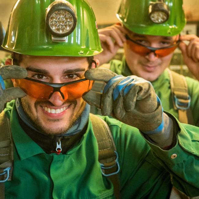 Studierende mit Helm und Stirnlampe auf Exkursion