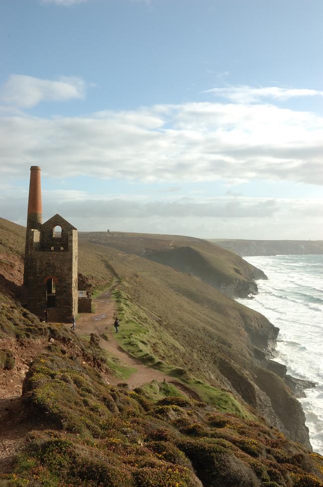 Blick auf die Steilküste mit der Ruine eines Engine Houses des UNESCO Welterbes Blick auf ein ruinöses Engine House des UNESCO Welterbes Bergbaulandschaft von Cornwall und West Devon.