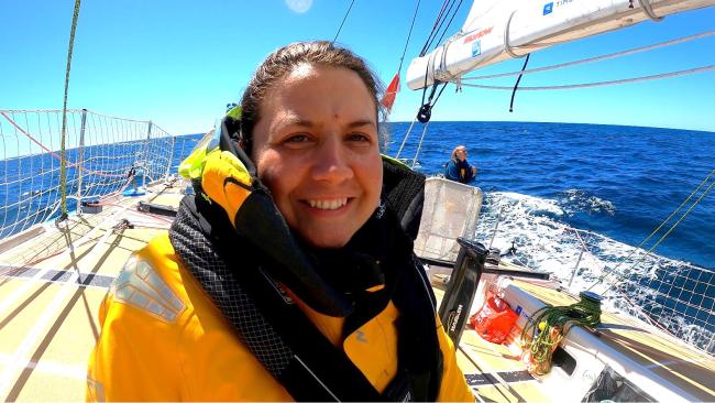 Caroline Kannwischer auf dem Segelboot