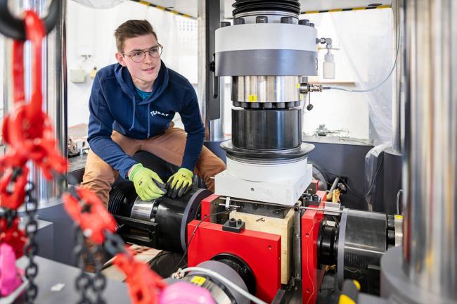 Studierender der TU Bergakademie Freiberg an modernem Teststand für Tiefenbohrung