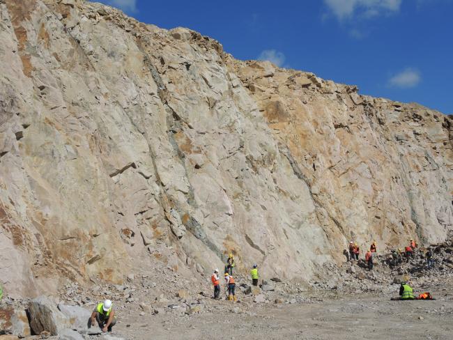 Studierende begutachten Lamprophyr-Dikes (steil einfallende Gesteinsgänge, grünlich-grau), die den Henneberg-Granit durchschlagen (08-2014)
