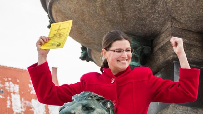 Kristin de Payrebrune beim Löwenreiten