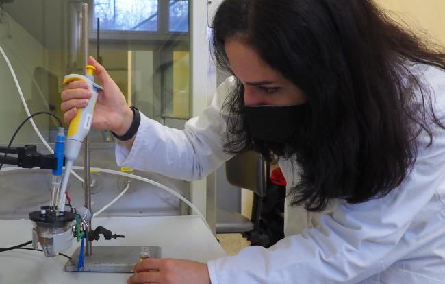 Dr. Parvaneh Rahimi zeigt die Elektrode mit dem neuartigen Sensormaterial. Foto: TU Bergakademie Freiberg