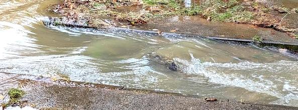 Bergbauwasser fliesst aus Pond