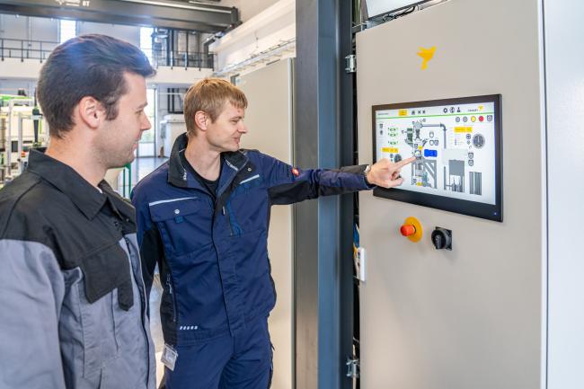 Doktoranden an der neuen Schredder-Anlage