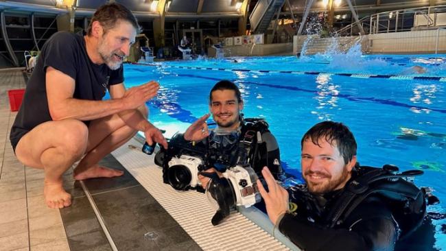 Aufnahme von wissenschaftlichen Tauchern im Schwimmbad für einen MDR-Beitrag