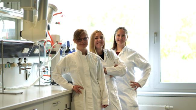 Die drei Gründerinnen von CYNiO stehen in ihrem Labor