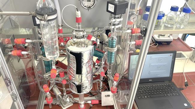 Miteinander verbundene Glasbehälter zur Bestimmung von fluiden Phasengleichgewichten