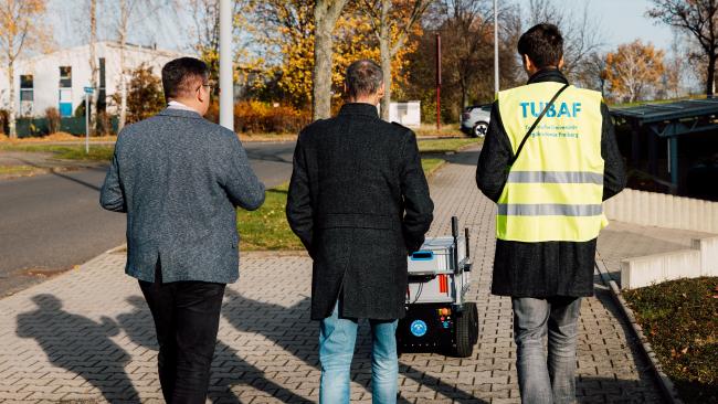 Begehung mit einem autonomen Roboter im Gewerbegebiet