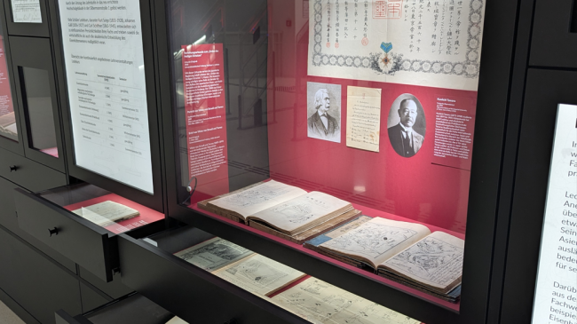 Ein Bild, das Bilder und Texte einer Ausstellung enthält.