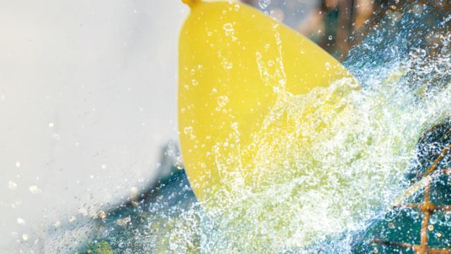 Luftballon im Wasser auf Netz