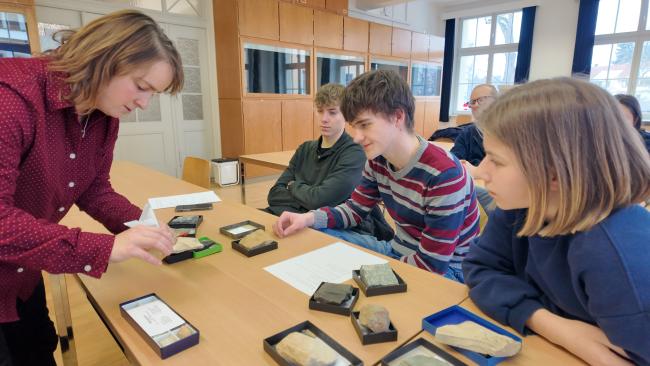 Gesteinsansprache-Tutorial: Geo-Olympiade-Teilnehmer mit Dr. Christin Kehrer