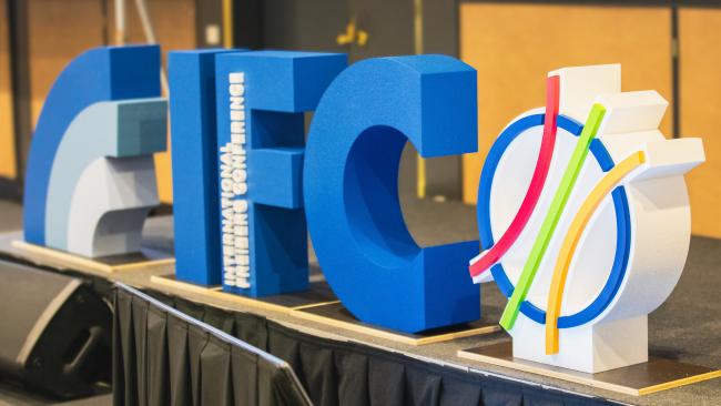 3D IFC Logo auf der Bühne