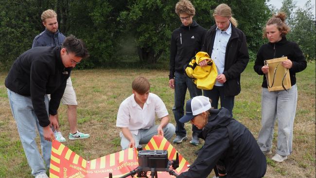 Teilnehmer der Schüleruni auf dem Messgelände