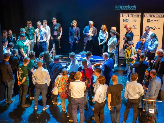 Team bei der Präsentation des neuen Rennwagens im Mittelsächsischen Theater.